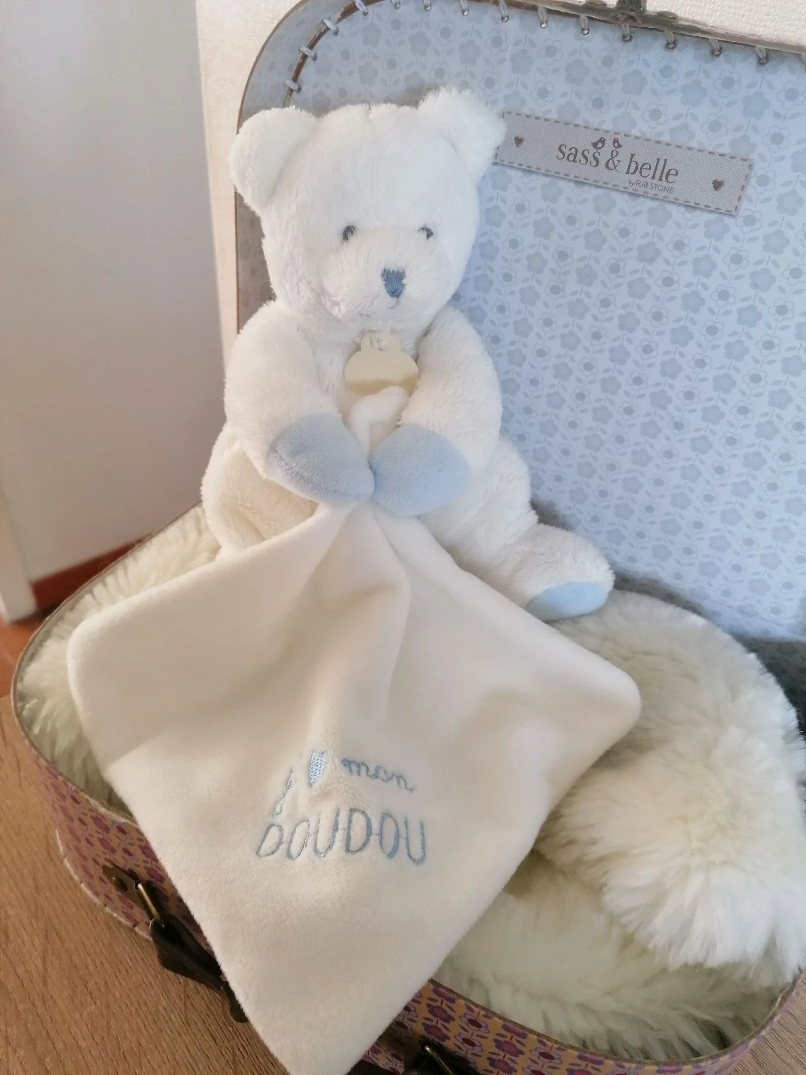 Urso de pelúcia segurando seu lenço branco e azul celeste, doudou et compagnie – photo 3